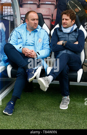 BOREHAMWOOD, Großbritannien - 11. Mai: L-R Nick Cushing Manager von Manchester City WFC und Head Coach Joe Montemurro von Arsenal während der Frauen Super League Spiel zwischen Arsenal und Manchester City FC Frauen an der Wiese Park Stadium, Langeweile Holz am 11. Mai 2019 in Peterborough, England Credit Aktion Foto Sport Stockfoto