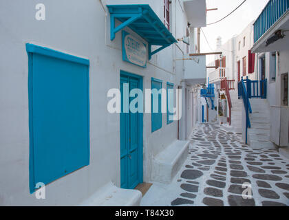 Mykonos Stadt, Mykonos, südliche Ägäis, Griechenland. Blick entlang einer typischen weißen Gasse in das kleine Venedig Quartal. Stockfoto