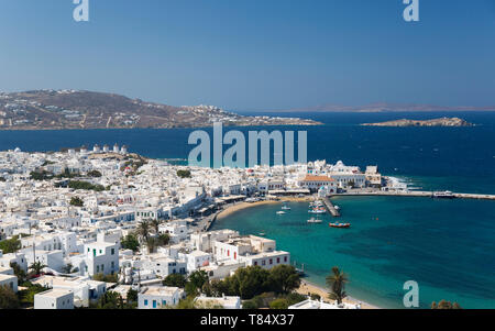 Mykonos Stadt, Mykonos, südliche Ägäis, Griechenland. Blick über die Stadt und den Hafen von Hillside. Stockfoto