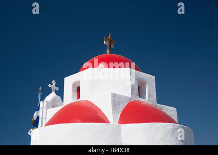 Tourlos, Mykonos, südliche Ägäis, Griechenland. Die rot-gewölbte Kirche Agia Sofia unter einem tiefblauen Himmel. Stockfoto