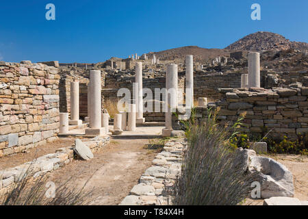 Delos, Mykonos, südliche Ägäis, Griechenland. Archäologische Überreste an den unteren Hängen des Berg Kynthos. Stockfoto