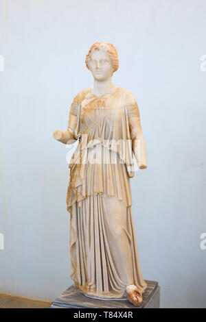 Delos, Mykonos, südliche Ägäis, Griechenland. Marmor statue der Artemis, gefunden in der Nähe der Theater, Delos Archäologischen Museum. Stockfoto