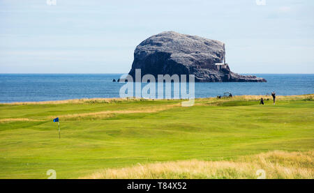 North Berwick, East Lothian, Schottland. Links Golfplatz neben dem Firth-of-Forth, der Bass im Hintergrund in den Vordergrund. Stockfoto