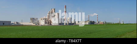 KRASNOSELSKIY, BELARUS - April 30, 2019: Panorama der Krasnoselsky Werk von Baustoffen von 'Кrasnoselskstroymaterialy' an einem sonnigen Frühlingstag Stockfoto