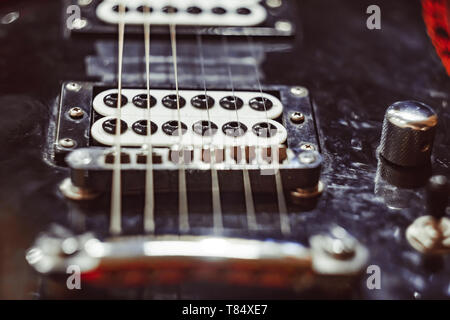 E-Gitarre Saiten und Tonabnehmer in der Nähe von Alte Gitarre Stockfoto