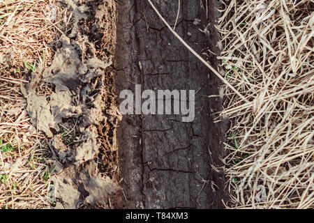 Spuren von Schlamm Reifen nach einem Sturm in den russischen Dörfern Stockfoto