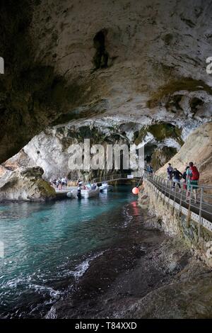 Touristen und sich dem Eingang nähern, Grotta del Bue Marino Tropfsteinhöhlen Komplex, Golf von Orosei und Gennargentu Nationalpark, Cala Gonone, Sardinien. Stockfoto