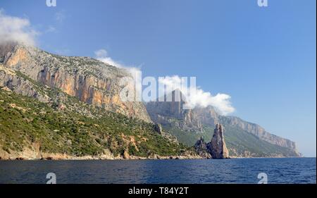 Punta Pedra Longa und Monte Ginnircu, Nationalpark Gennargentu, Golf von Orosei, in der Nähe von Baunei, Sardinien, Juni 2018. Stockfoto