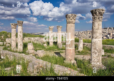 Foto der die Zitadelle von Amman mit blauem Himmel Stockfoto