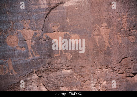 Petroglyphen sind uralte mysteriöse Felszeichnungen und Symbole auf roten Sandsteinfelsen und Schluchten in Moab, Utah, USA Stockfoto