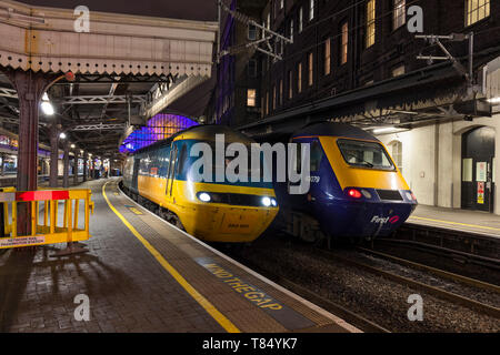 First Great Western Railway Hochgeschwindigkeitszüge in London Paddington einschließlich 43002 im Original 70er Jahre Farben darauf warten, in die Nacht zu fahren Stockfoto