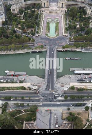 Paris, Frankreich, 21. August 2018: Blick vom Eiffelturm von einer Brücke über den Fluss Seine und Palais de Chaillot in Trocadero Stockfoto