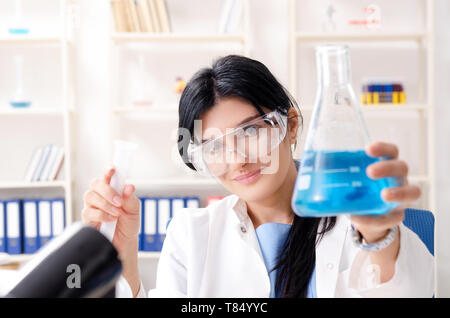 Weibliche Chemiker im Labor arbeiten Stockfoto