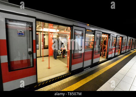 Eine U-Bahn an der Station mit offener Tür. Keine Personen auf der Plattform. Einige Reisende im Zug sitzen. Stockfoto