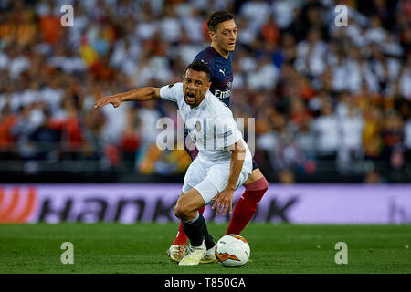 VALENCIA, Spanien - 09. Mai: Francis Coquelin (L) von Valencia CF steht für den Ball mit Mesut Ozil von Arsenal während der UEFA Europa League Halbfinale Rückspiel Match zwischen Valencia und Arsenal im Estadio Mestalla am 9. Mai 2019 in Valencia, Spanien. (Foto von David Aliaga/MB Medien) Stockfoto