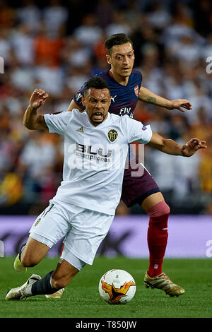 VALENCIA, Spanien - 09. Mai: Francis Coquelin (L) von Valencia CF steht für den Ball mit Mesut Ozil von Arsenal während der UEFA Europa League Halbfinale Rückspiel Match zwischen Valencia und Arsenal im Estadio Mestalla am 9. Mai 2019 in Valencia, Spanien. (Foto von David Aliaga/MB Medien) Stockfoto