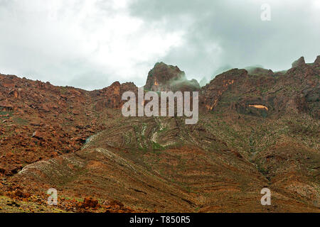 Schöne Berglandschaft. Ausblick auf das Atlasgebirge in Marokko. Nebel über hohe Berggipfel Stockfoto