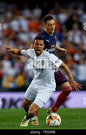 VALENCIA, Spanien - 09. Mai: Francis Coquelin (L) von Valencia CF steht für den Ball mit Mesut Ozil von Arsenal während der UEFA Europa League Halbfinale Rückspiel Match zwischen Valencia und Arsenal im Estadio Mestalla am 9. Mai 2019 in Valencia, Spanien. (Foto von David Aliaga/MB Medien) Stockfoto