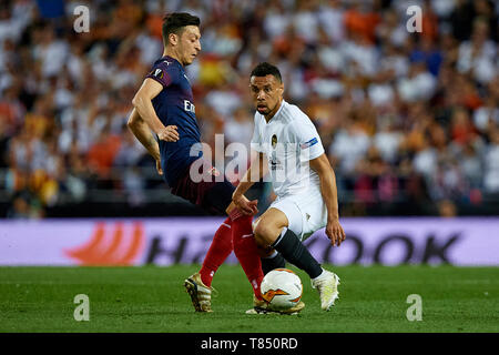 VALENCIA, Spanien - 09. Mai: Francis Coquelin (L) von Valencia CF steht für den Ball mit Mesut Ozil von Arsenal während der UEFA Europa League Halbfinale Rückspiel Match zwischen Valencia und Arsenal im Estadio Mestalla am 9. Mai 2019 in Valencia, Spanien. (Foto von David Aliaga/MB Medien) Stockfoto