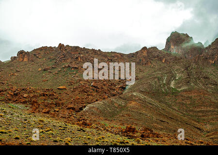 Schöne Berglandschaft. Ausblick auf das Atlasgebirge in Marokko. Nebel über hohe Berggipfel Stockfoto