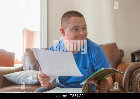 Mit Down Syndrom jugendlich Studieren Stockfoto