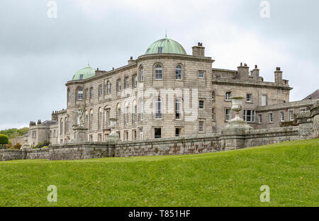 Powerscourt House, im palladianischen Stil gebaut, gesehen seitlich aus dem Italienischen Garten, Bray, County Wicklow, Irland. Stockfoto