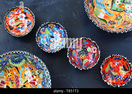 Traditionelle türkische Keramik auf einem dunklen Hintergrund, Ansicht von oben, horizontalen Raum Stockfoto