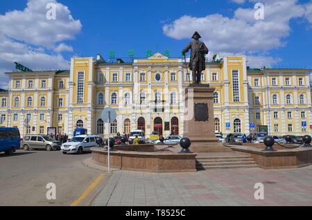 Orenburg, eine Stadt zwischen Europa und Asien am Ural in Russland: der Bahnhof Stockfoto