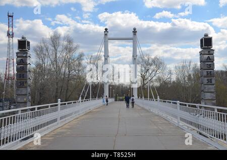 Orenburg, eine Stadt zwischen Europa und Asien am Ural in Russland: die Grenzbrücke mit Stelen Stockfoto