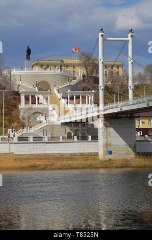 Orenburg, eine Stadt zwischen Europa und Asien am Ural in Russland: die Grenzbrücke mit Stelen Stockfoto