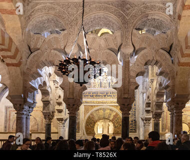 Arkaden hypostyle Halle mit 856 Spalten von Jaspis, Onyx, Marmor, Granit und Porphyr Moschee - Kathedrale von Córdoba, Mezquita Cordoba, Andalusien, Spanien Stockfoto