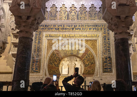 Touristen Aufnahmen im Mihrab in Moschee - Kathedrale von Córdoba, Mezquita Cordoba, Andalusien, Spanien Stockfoto