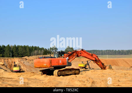 Bagger am oberen Rand eines offenen industriellen Sandkasten, wo Bergbau durchgeführt werden. Stockfoto