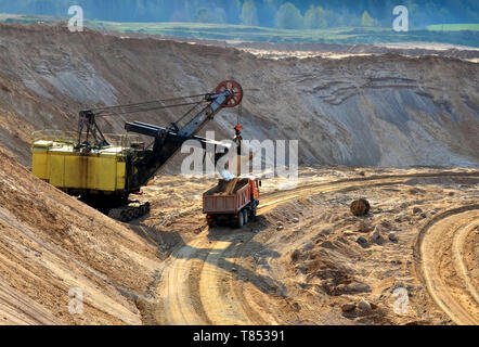 Steinbruch Bagger laden Sand oder in die Dump Truck im Tagebau. Abbau von Bodenschätzen, die Arbeit der besonderen Mining Equipment - Bild Stockfoto