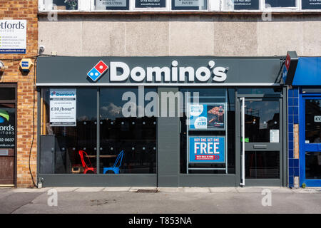 Vor Pizza store des Domino auf School Road im Tilehurst, Lesen Stockfoto