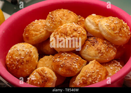 Frisch gebackene ruddy Brötchen kalt auf den Tisch. Stockfoto