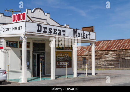 Barstow, CA/USA - 14. April 2019: Historische Gebäude der Wüste Markt ist Wissen als eine Route 66 Wahrzeichen in Daggett, Kalifornien. Stockfoto