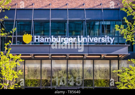 West Loop, Chicago-May 4, 2019: eingangsschild an der Hamburger Universität, Corporate McDonald's Hauptsitz in der Nähe von West Side. Hauptstraße in Stockfoto