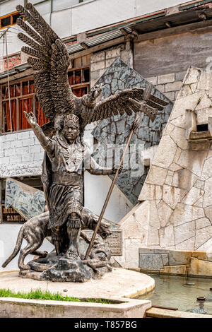 Aguas Caliente, Peru - April 8, 2019: Blick auf die Statue des Inca kosmologischen Trilogie in der Stadt Aguas Calientes oder Machu Picchu Pueblo, Peru. Stockfoto