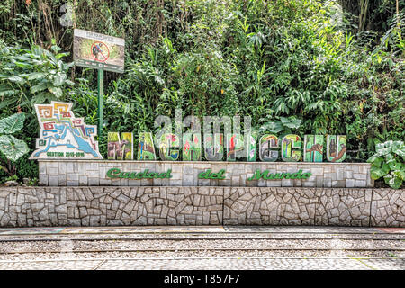 Aguas Caliente, Peru - April 8, 2019: Zeichen nach Machu Picchu Willkommen in Aguas Caliente in Peru. Stockfoto