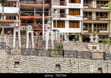 Aguas Caliente - April 8, 2019: Die Gemeißelten Stein Kunst die Inkas kulturelle Identität von lokalen Künstlern in Aguas Caliente, Peru geschnitzt. Stockfoto