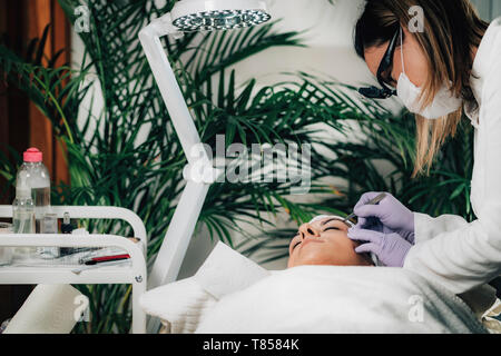 Augenbraue microblading Stockfoto