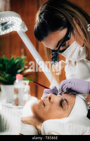 Augenbraue microblading Stockfoto