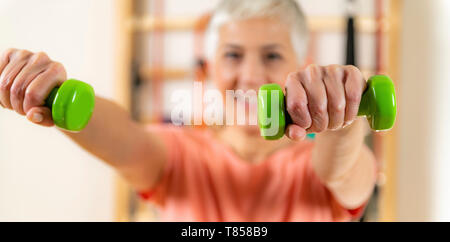 Ältere Frau Ausübung Stockfoto