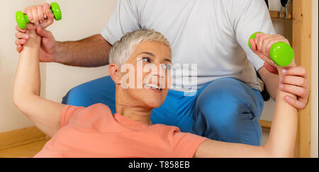 Ältere Frau Ausübung auf Pilates Ball Stockfoto