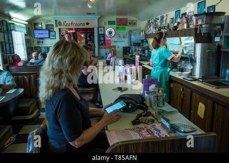 Zähler bei Peggy's 50 Sue's Diner, Yermo, Kalifornien Wüste, Vereinigte Staaten von Amerika Stockfoto