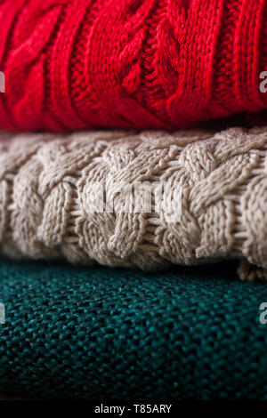 Stapel von gestrickte Pullover. Schönen gemütlichen Winter oder Herbst Textur. Stockfoto