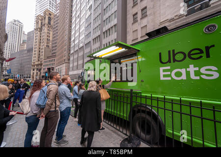 Kostenlose Muster vom Uber isst Clients vor der New York Stock Exchange in New York am Freitag, 10. Mai 2019 während der Premiere des mit Spannung erwarteten Börsengang der Ride Sharing Service Uber. Uber den Preis für Ihr Lager bei 45 $, Midrange bis € Erwartungen der Analysten. (Â© Richard B. Levine) Stockfoto