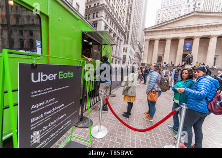 Kostenlose Muster vom Uber isst Clients vor der New York Stock Exchange in New York am Freitag, 10. Mai 2019 während der Premiere des mit Spannung erwarteten Börsengang der Ride Sharing Service Uber. Uber den Preis für Ihr Lager bei 45 $, Midrange bis € Erwartungen der Analysten. (Â© Richard B. Levine) Stockfoto