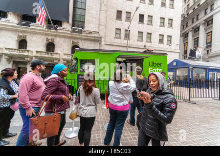 Kostenlose Muster vom Uber isst Clients vor der New York Stock Exchange in New York am Freitag, 10. Mai 2019 während der Premiere des mit Spannung erwarteten Börsengang der Ride Sharing Service Uber. Uber den Preis für Ihr Lager bei 45 $, Midrange bis € Erwartungen der Analysten. (Â© Richard B. Levine) Stockfoto